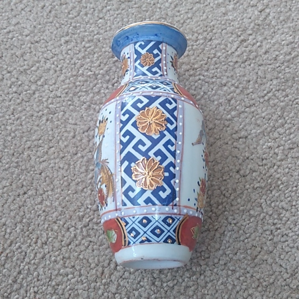 Vintage Chinese Vase close to 7" hand painted beautiful piece no damage - Picture 2 of 8